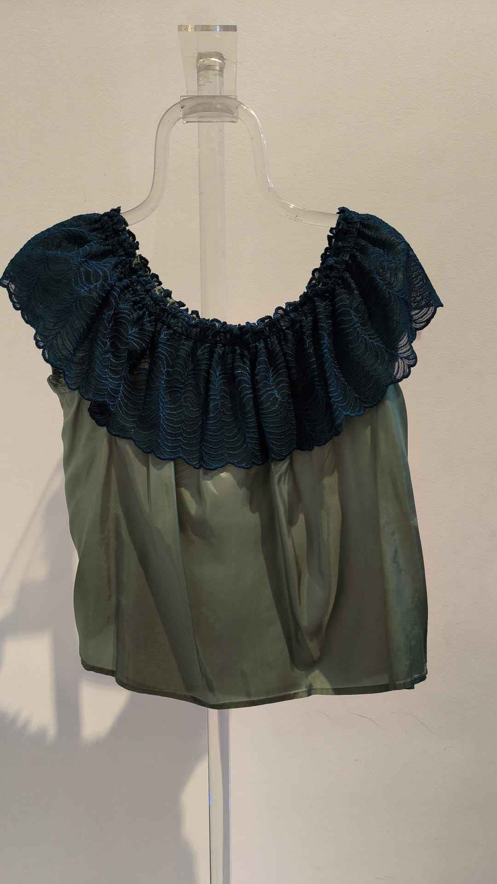 Camisa Medieval Verde con Volante de Encaje