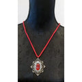 Colgante Medalla Dorada Cordon Rojo