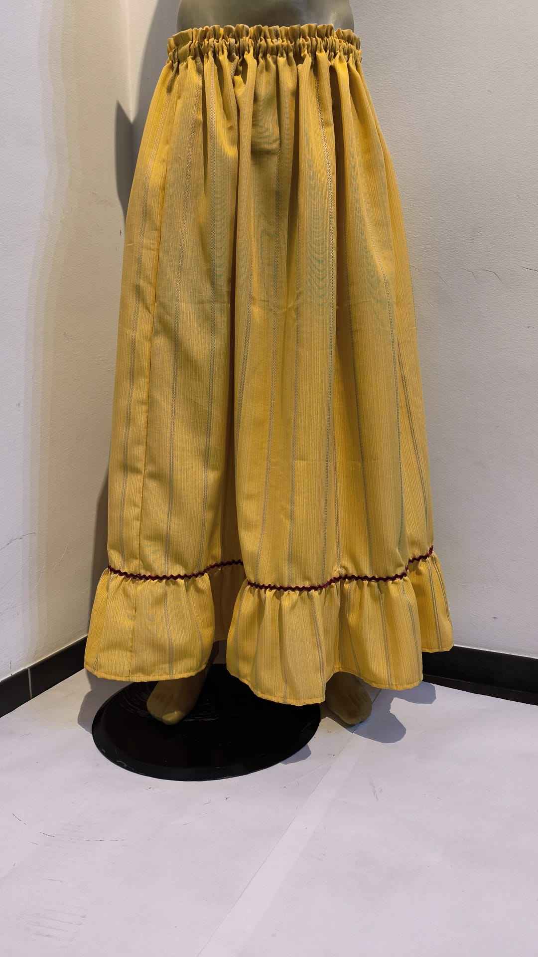 Falda Medieval con Volante y Pasamanería