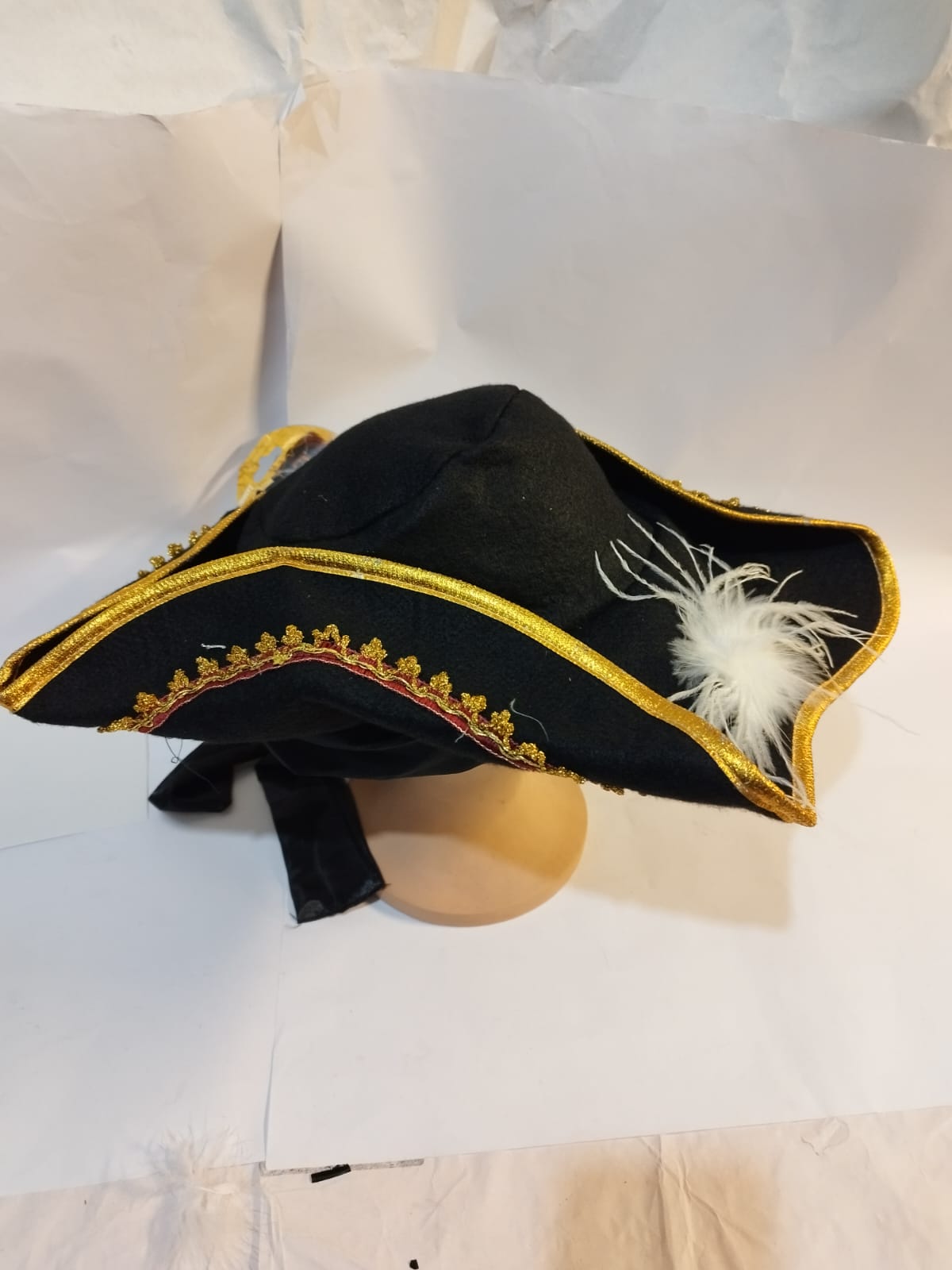 Sombrero Tricornio Negro con Ribete Dorado y Pluma