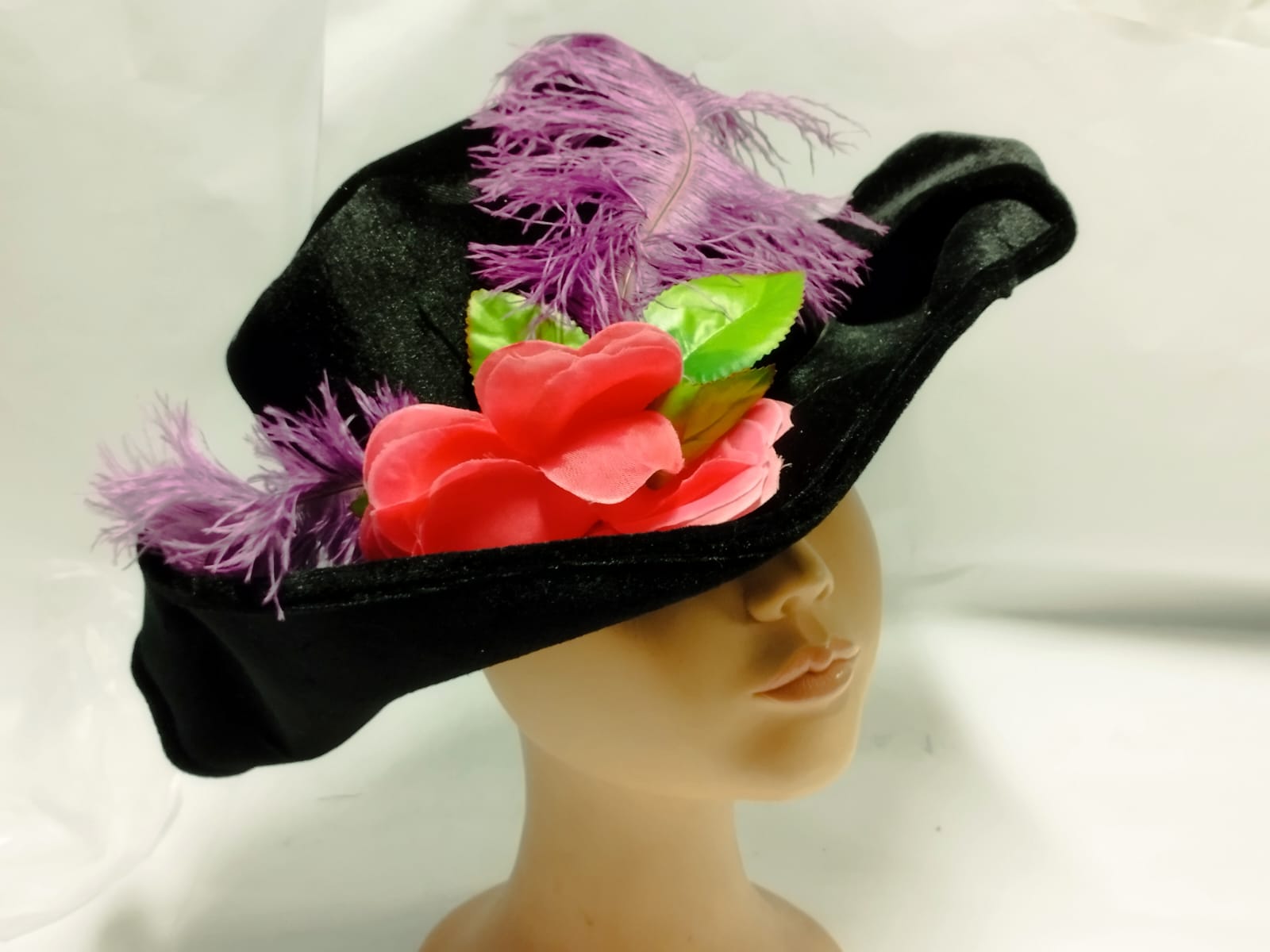 Sombrero Negro con Plumas Lilas y Flor Roja – Accesorio de Disfraz