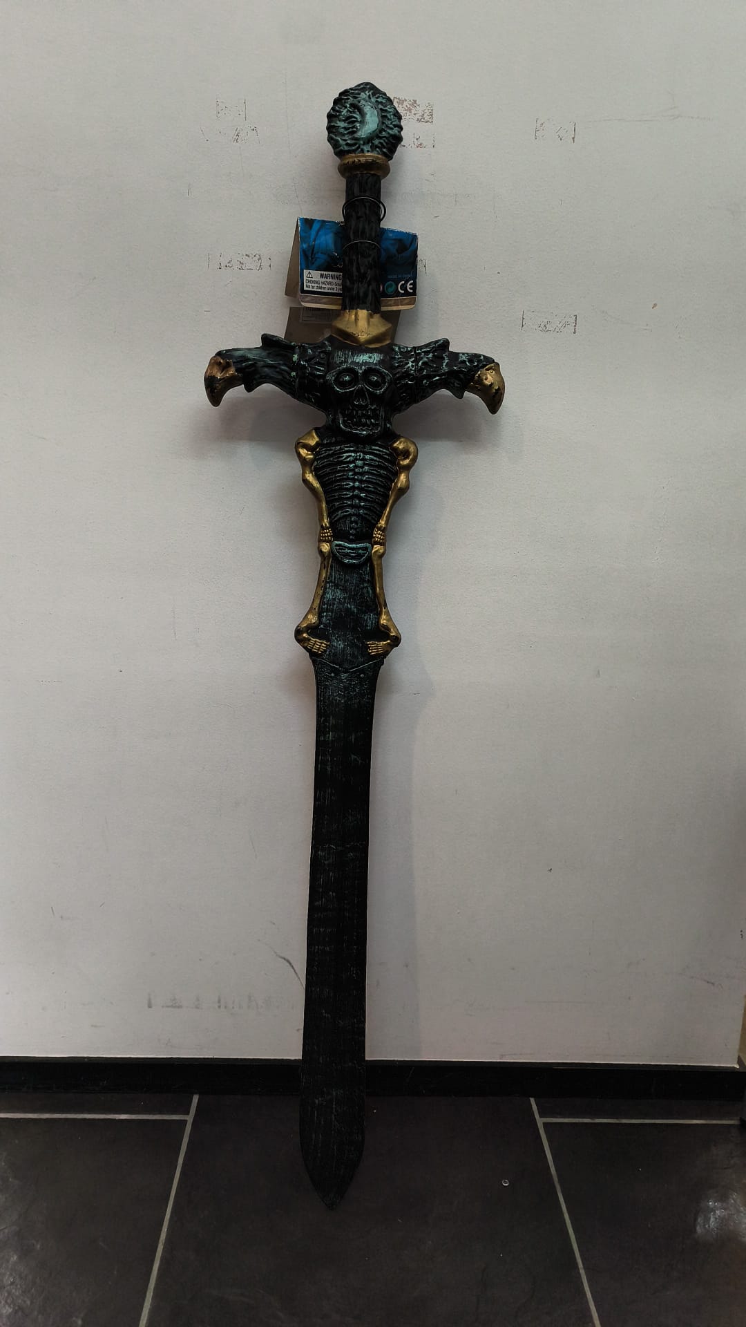 Espada Esqueleto Fantasía Negra y Dorada