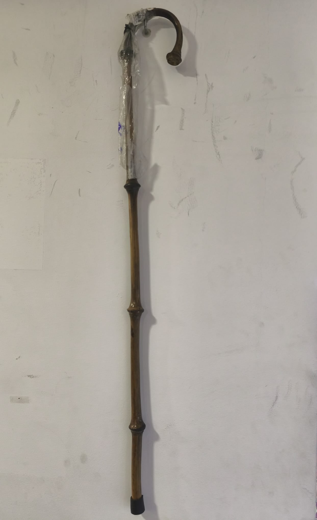 Bastón de Madera con Empuñadura