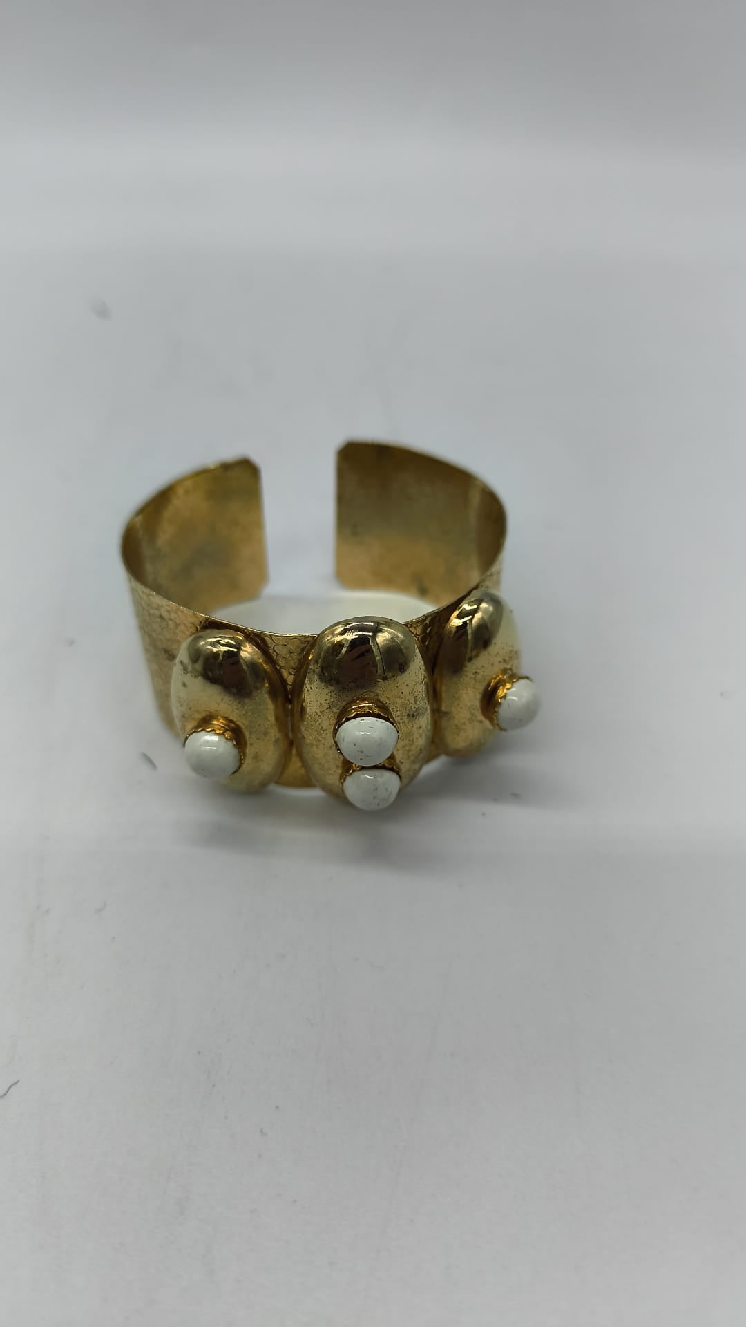 Brazalete Romano de Latón Dorado con Perlitas – Accesorio de Disfraz