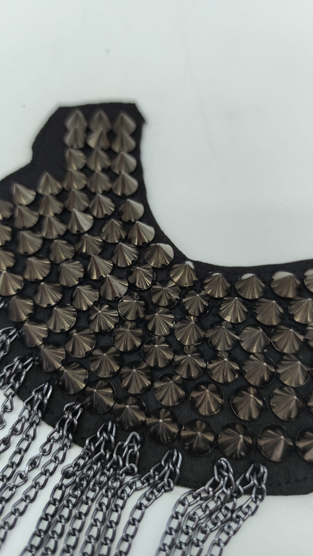 Hombrera Negra Artesanal con Tachuelas y Cadenas – Accesorio de Disfraz