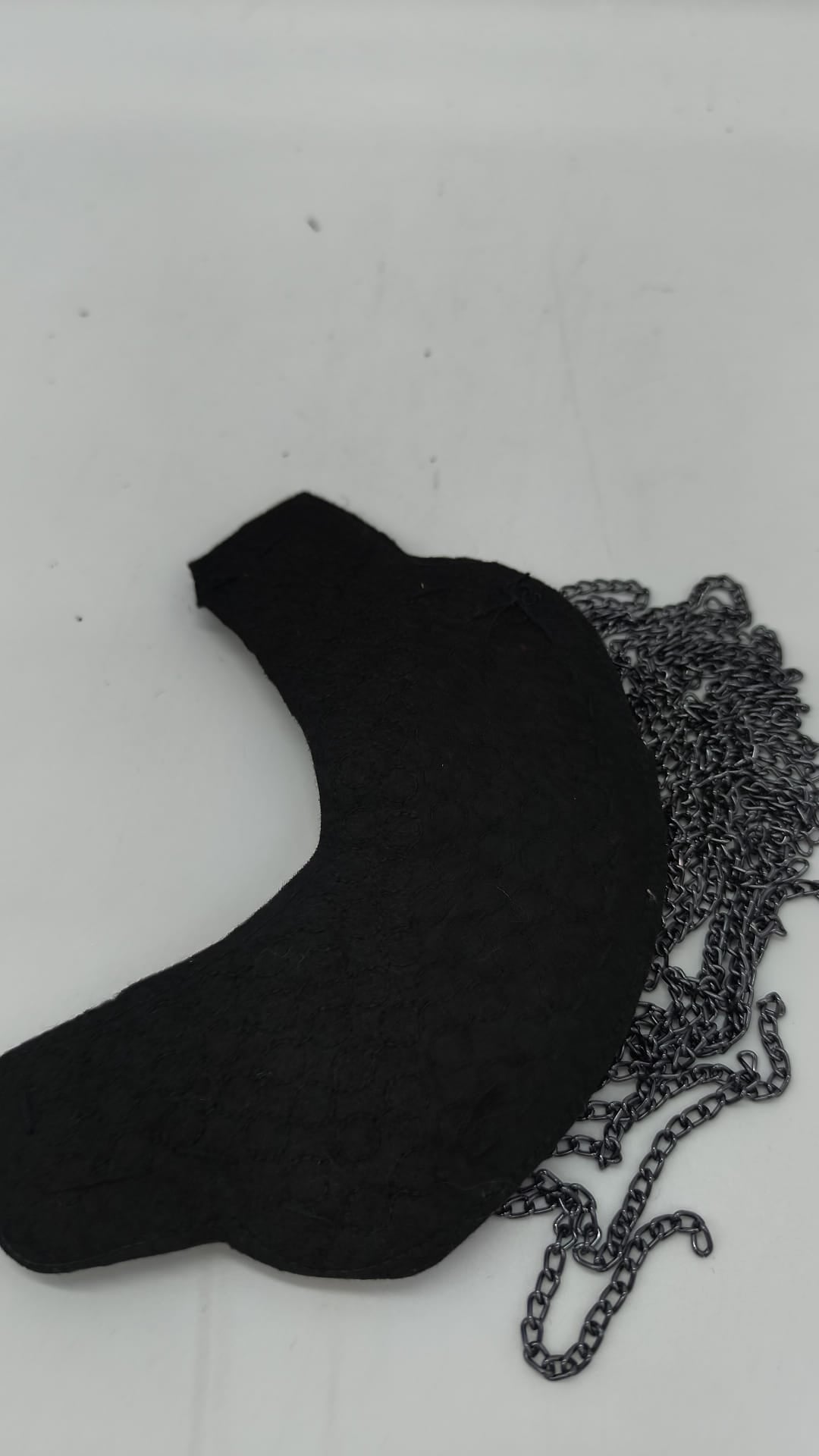 Hombrera Negra Artesanal con Tachuelas y Cadenas – Accesorio de Disfraz