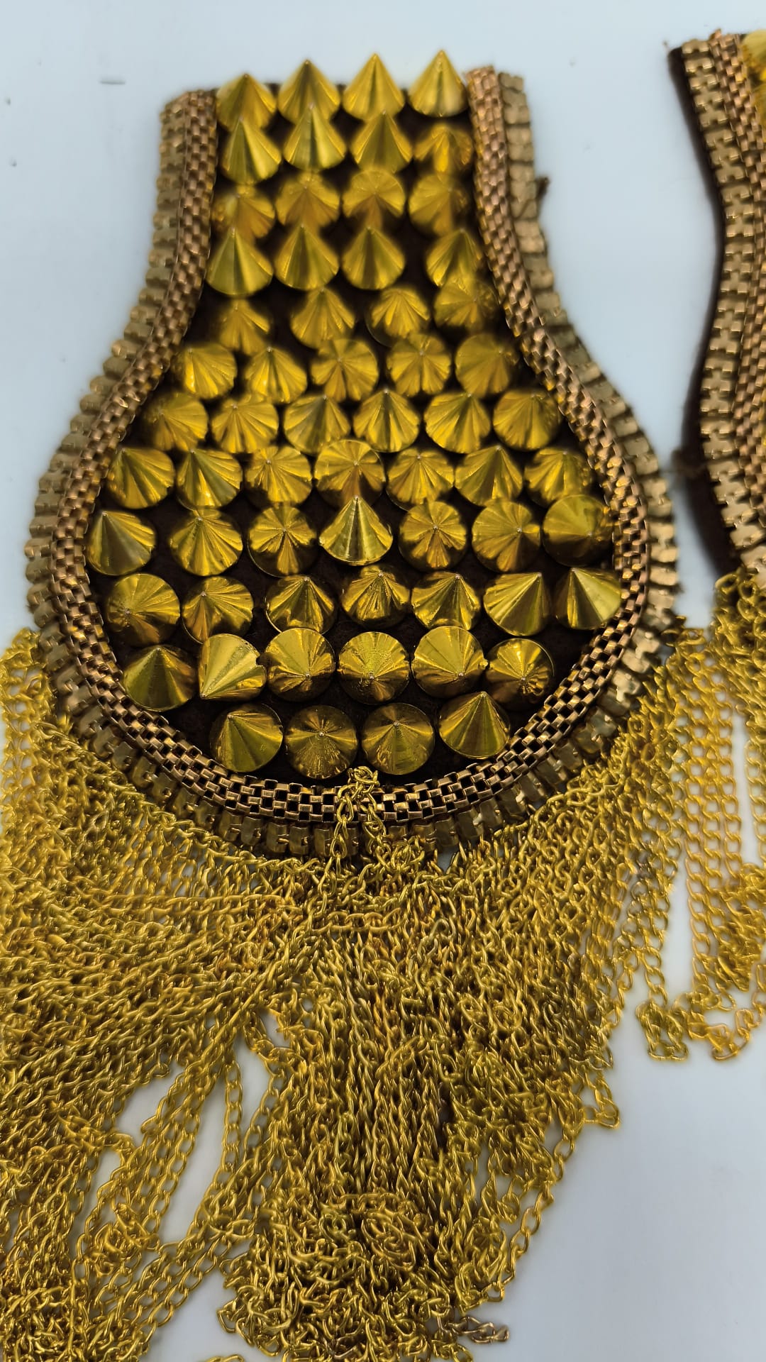 Hombreras Doradas Artesanales con Tachuelas y Cadenas – Accesorio de Disfraz