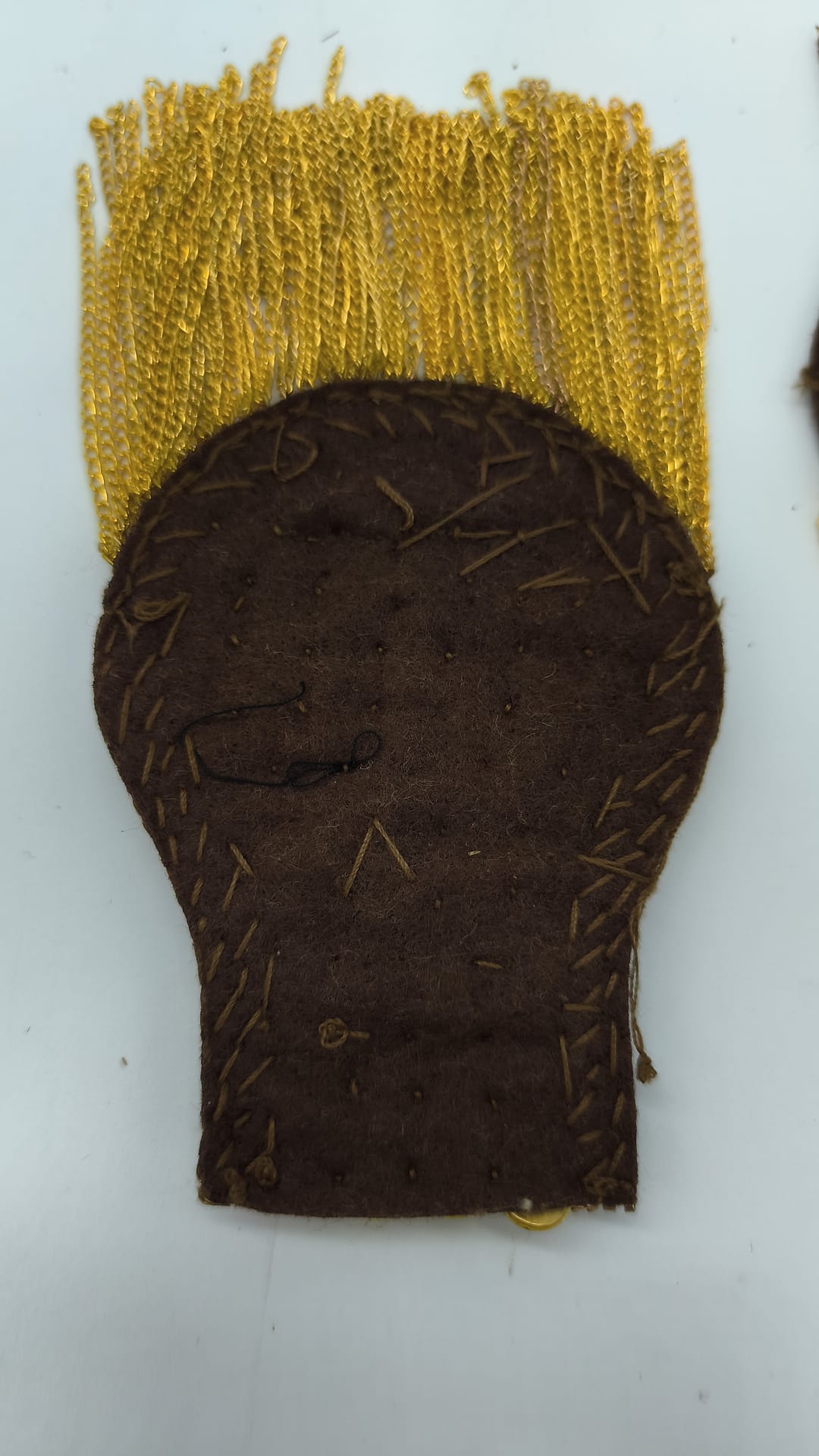 Hombreras Doradas Artesanales con Tachuelas y Cadenas – Accesorio de Disfraz