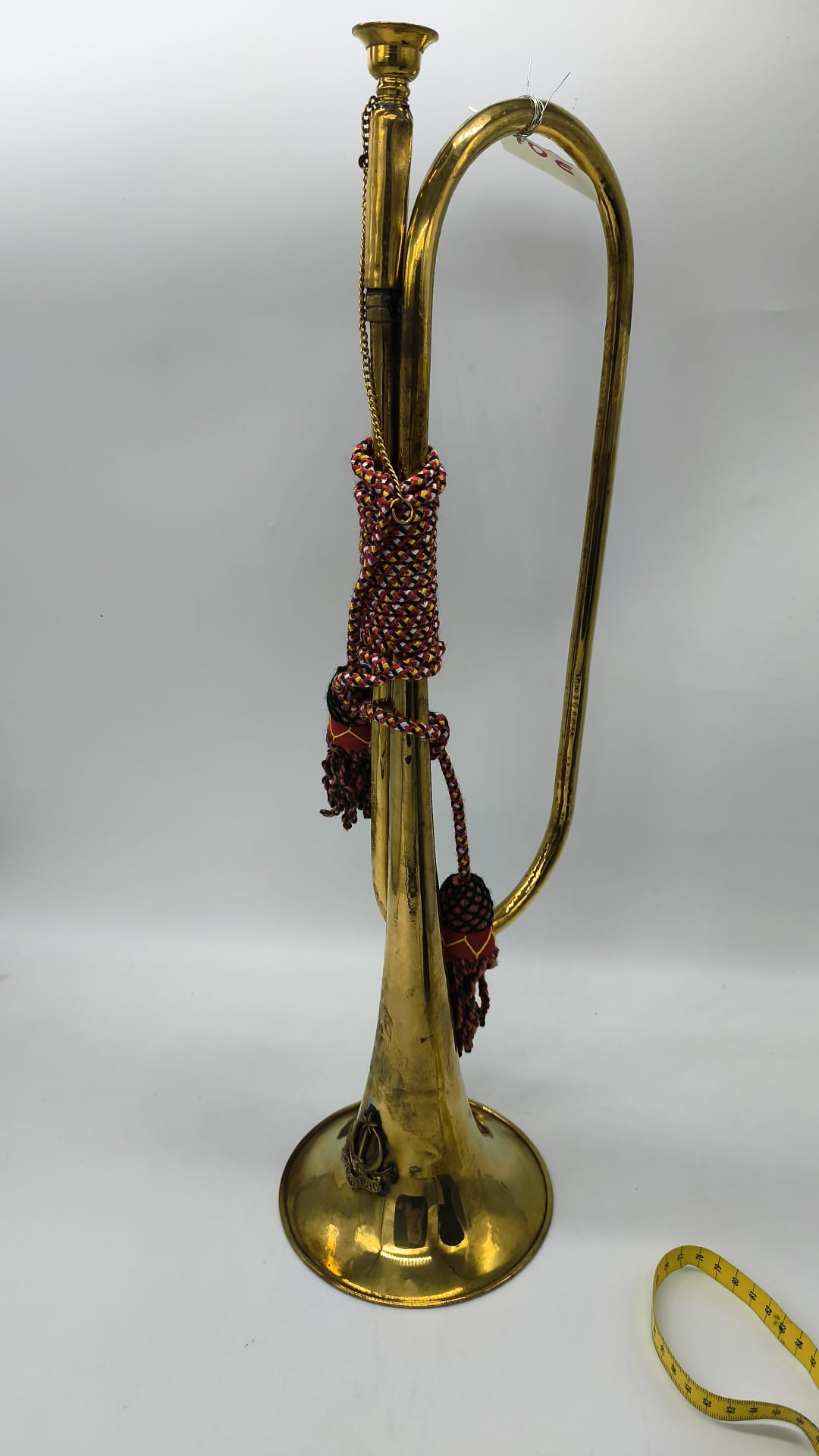 Clarín de Caballería Réplica en Latón Dorado con Borlas y Escudo Heráldico 58 cm