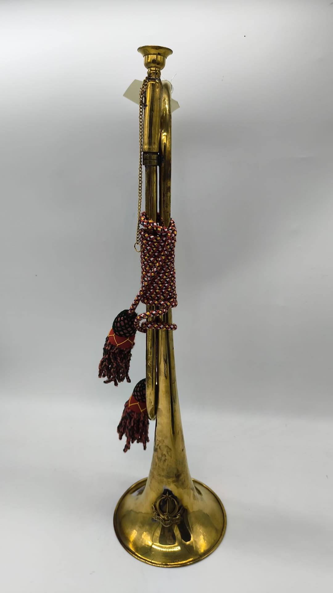 Clarín de Caballería Réplica en Latón Dorado con Borlas y Escudo Heráldico 58 cm
