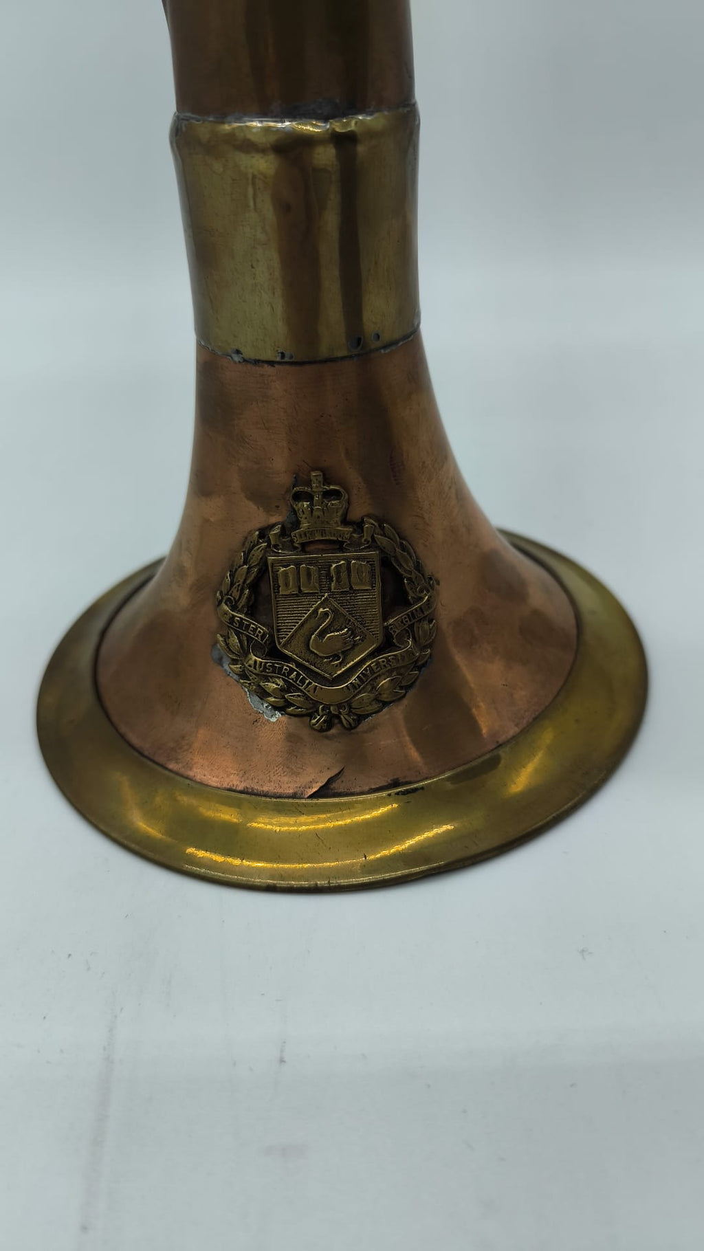 Trompa de Caza Circular Réplica en Cobre y Latón con Escudo Heráldico