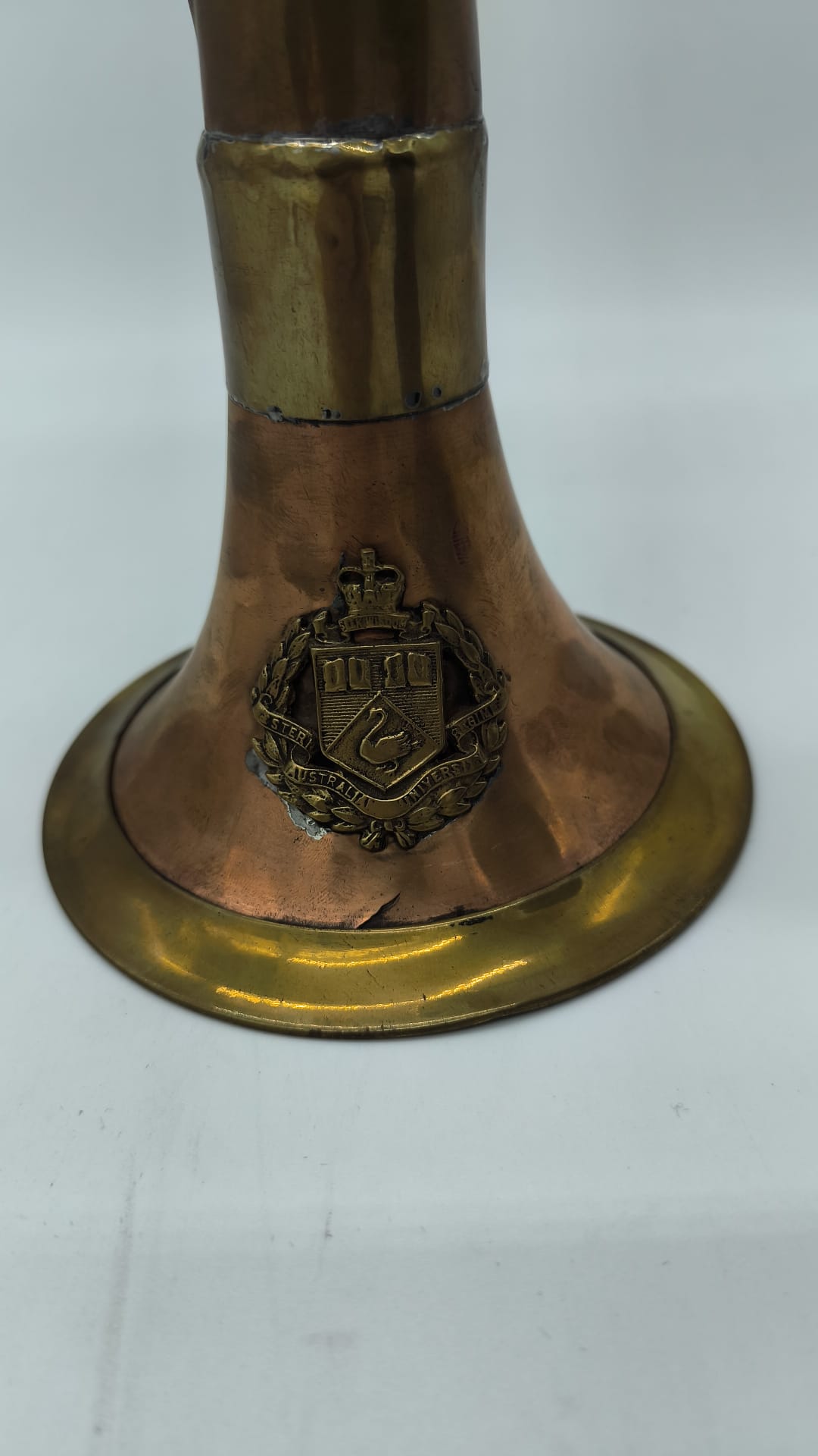 Trompa de Caza Circular Réplica en Cobre y Latón con Escudo Heráldico