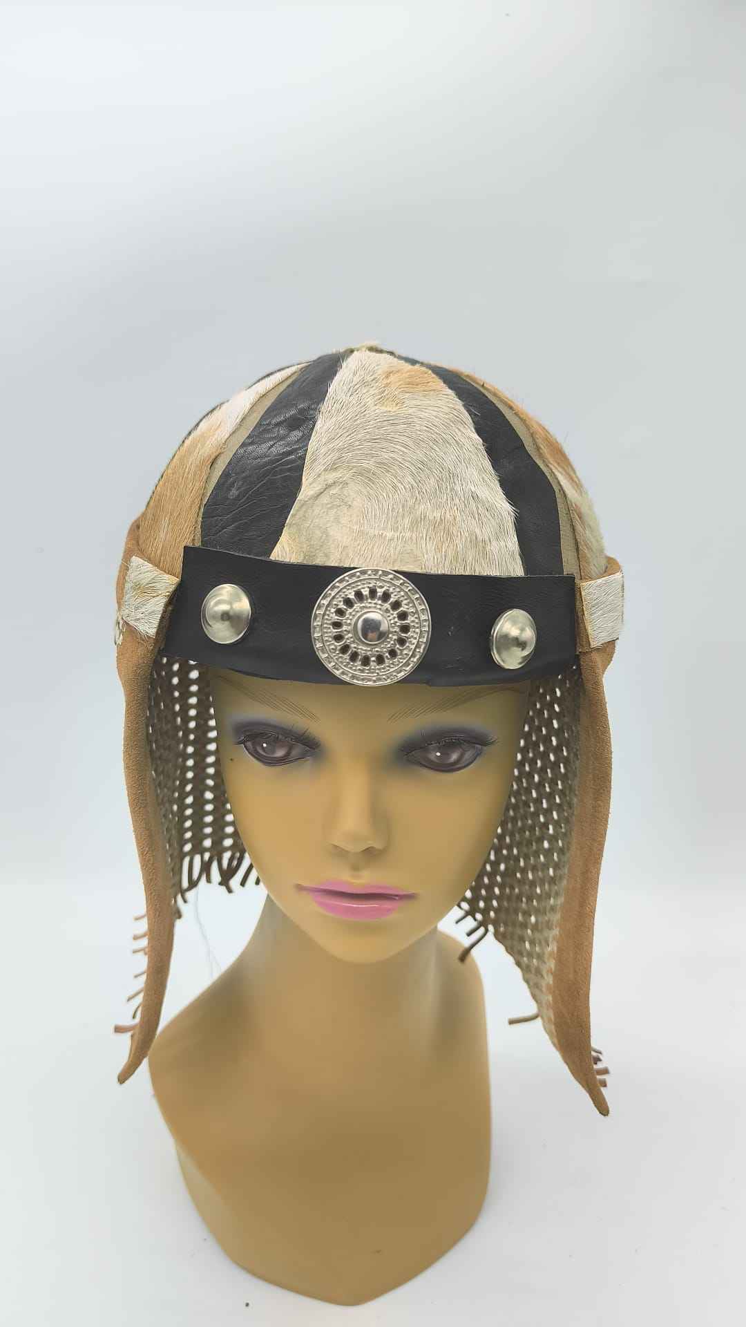 Casco Vikingo de Piel con Cota de Malla y Medallón