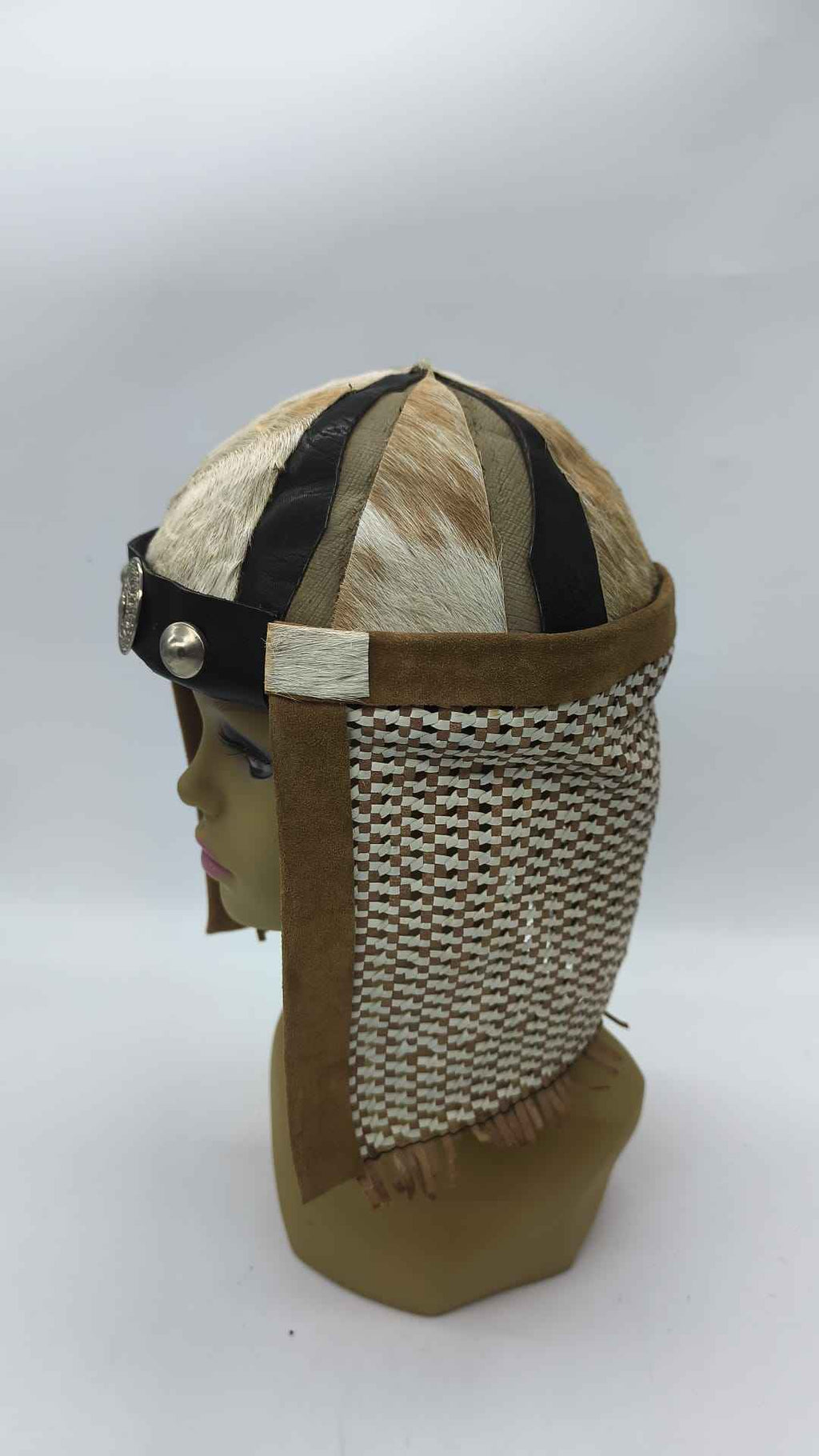Casco Vikingo de Piel con Cota de Malla y Medallón