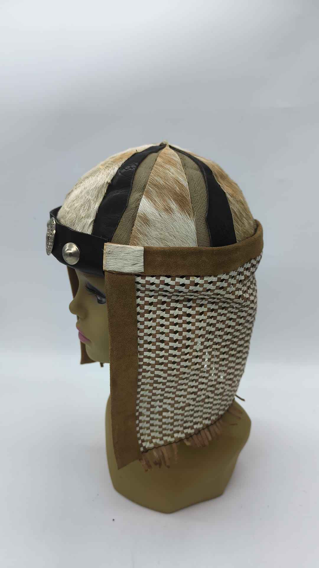Casco Vikingo de Piel con Cota de Malla y Medallón