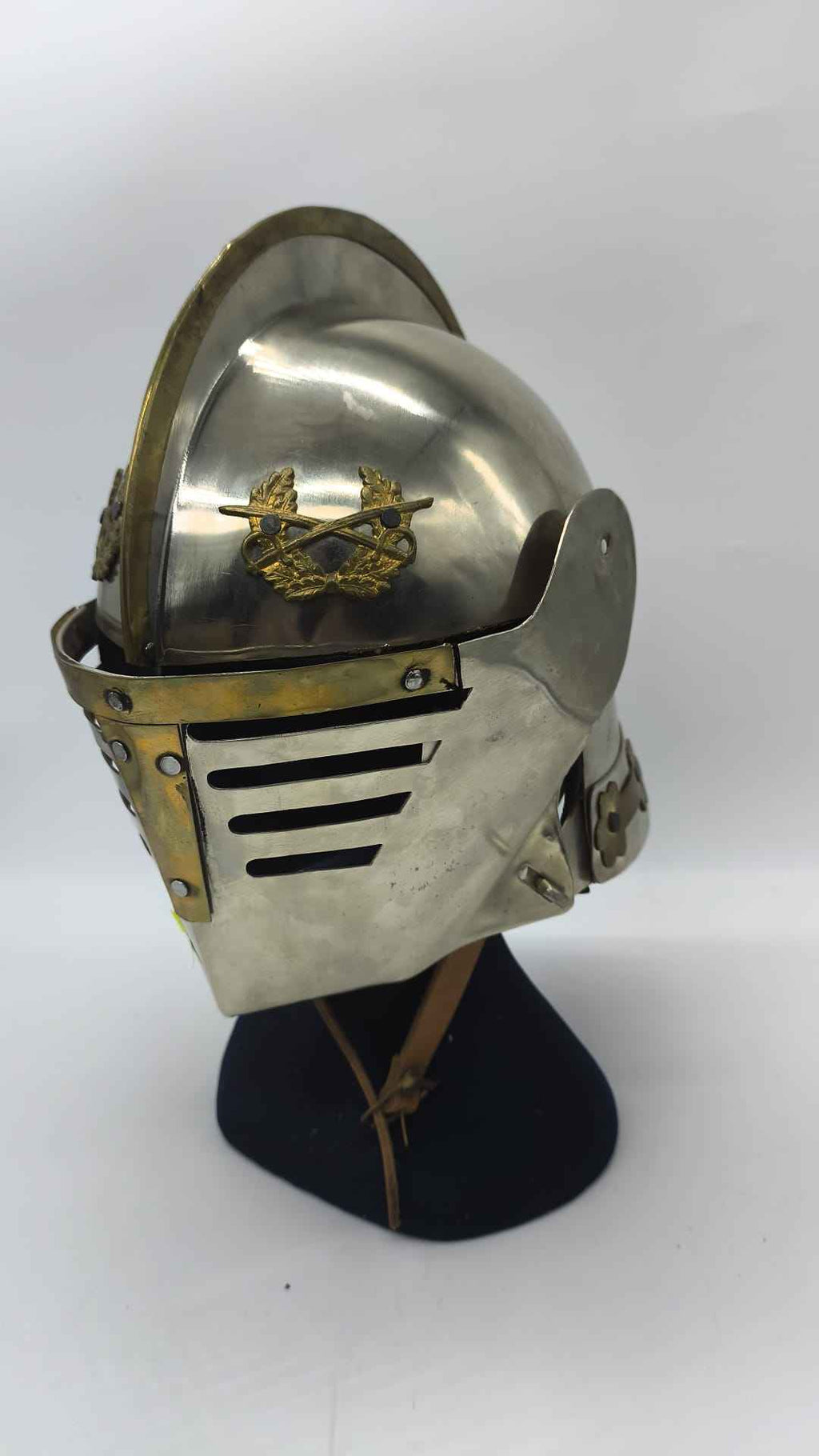Casco Medieval Caballero Sallet con Visera y Emblema