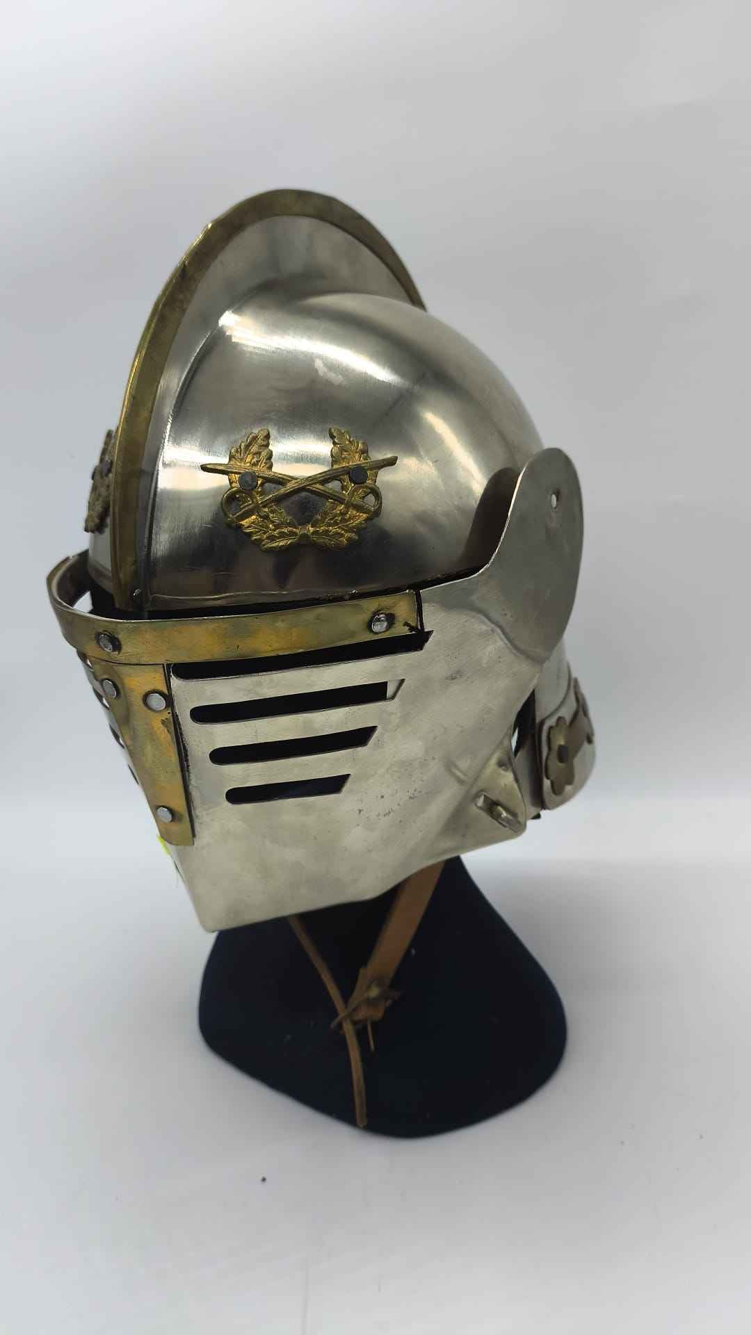 Casco Medieval Caballero Sallet con Visera y Emblema