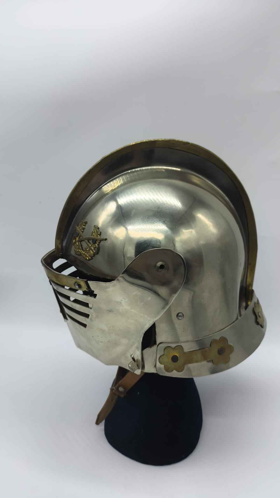 Casco Medieval Caballero Sallet con Visera y Emblema