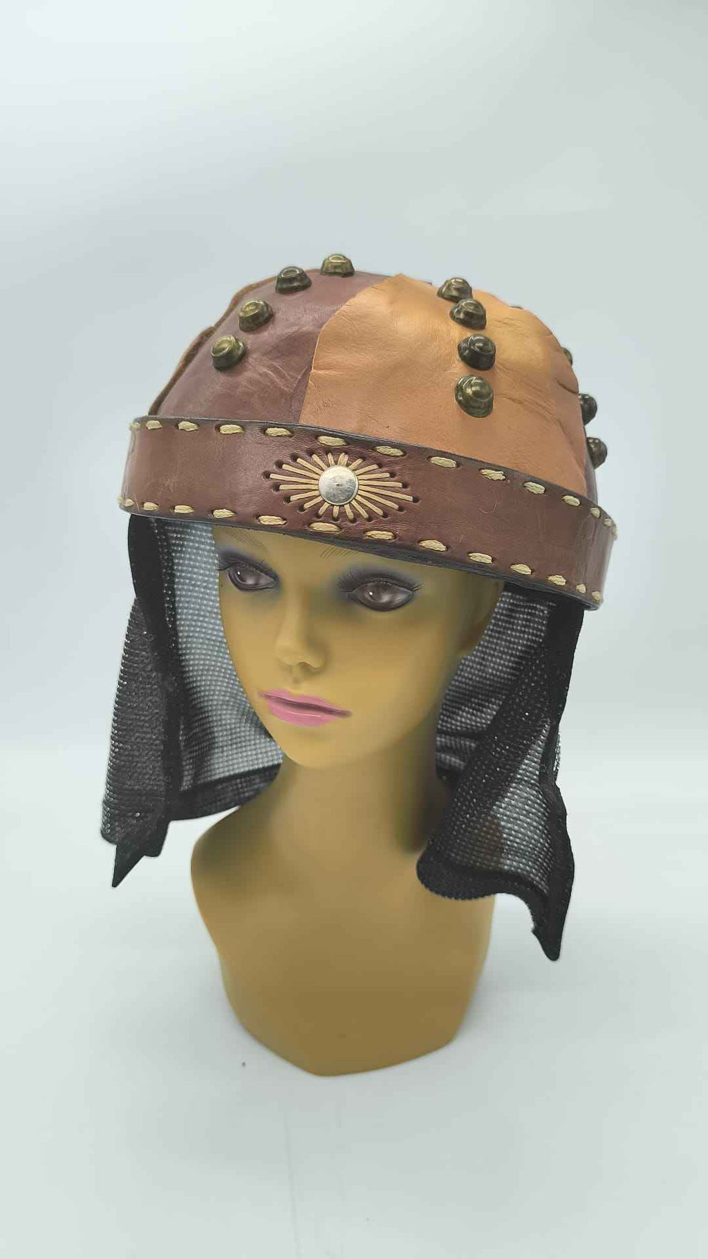 Casco Medieval de Cuero con Remaches y Cota de Malla