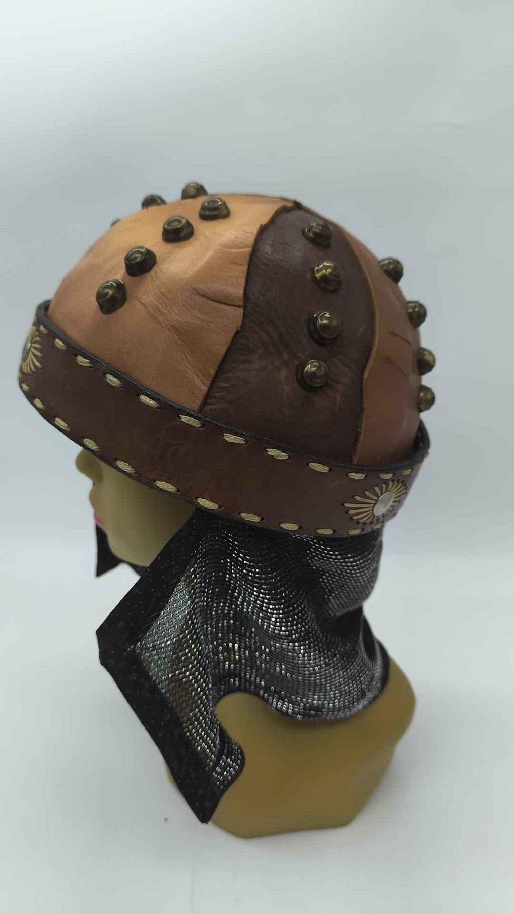 Casco Medieval de Cuero con Remaches y Cota de Malla