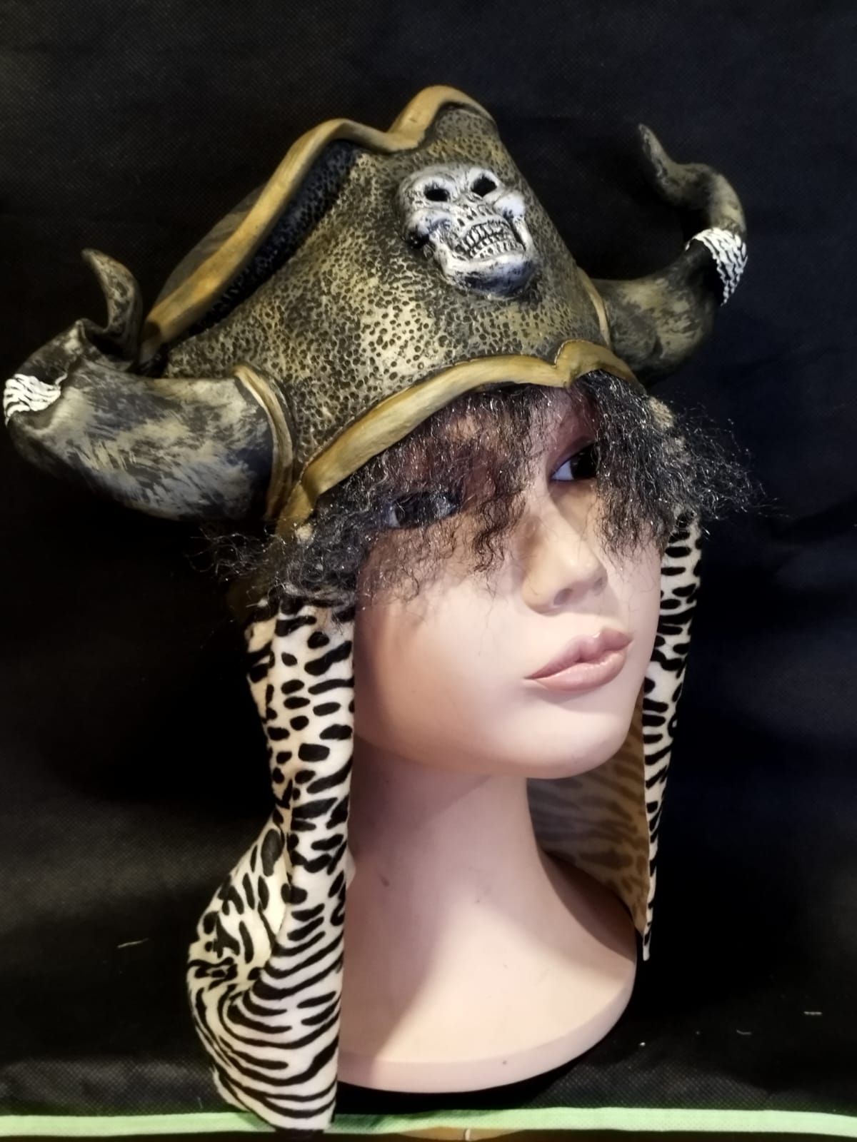 Sombrero Pirata-Vikingo de Látex con Calavera, Pelo y Pañuelo Animal Print
