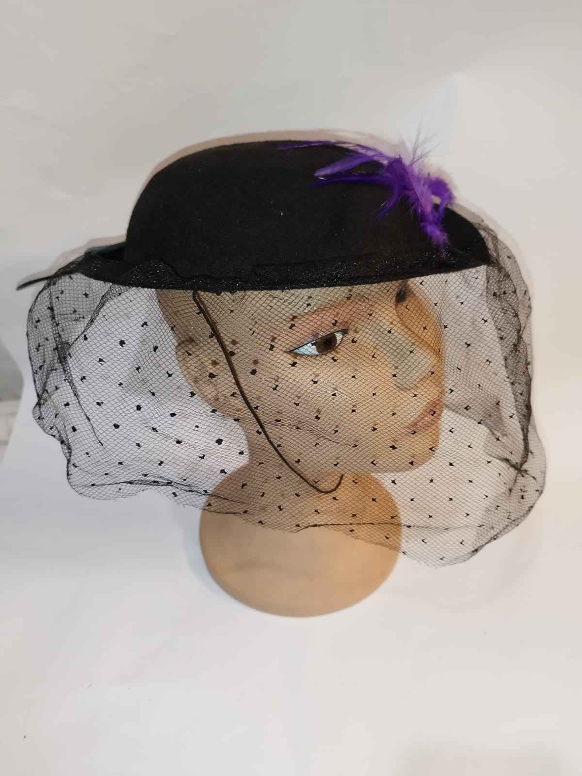 Casquete con Velo de Lunares y Pluma Morada
