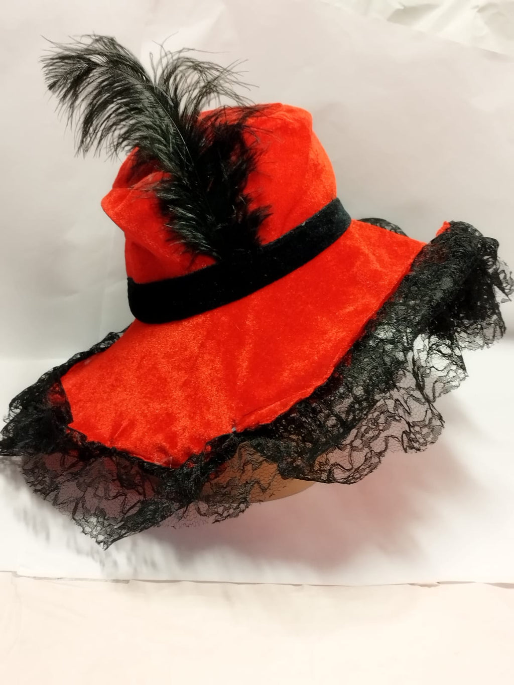 Pamela Roja con Encaje Negro y Pluma