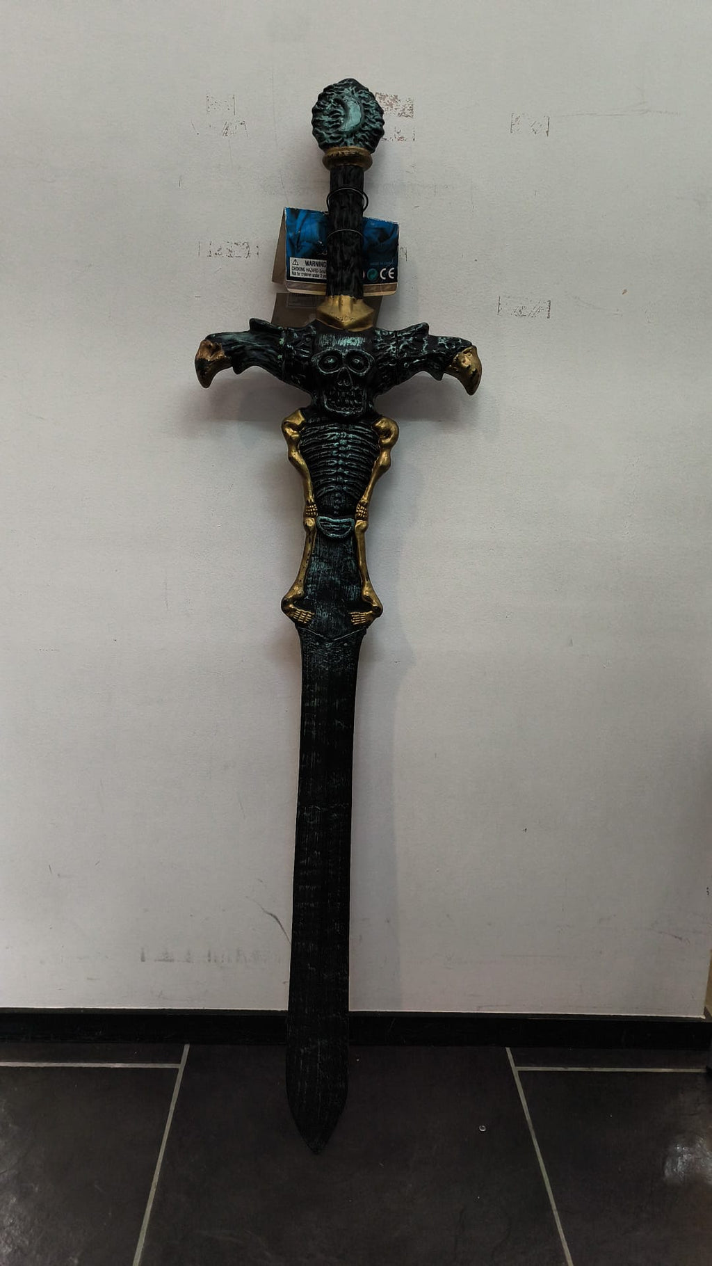 Espada Esqueleto Fantasía Negra y Dorada