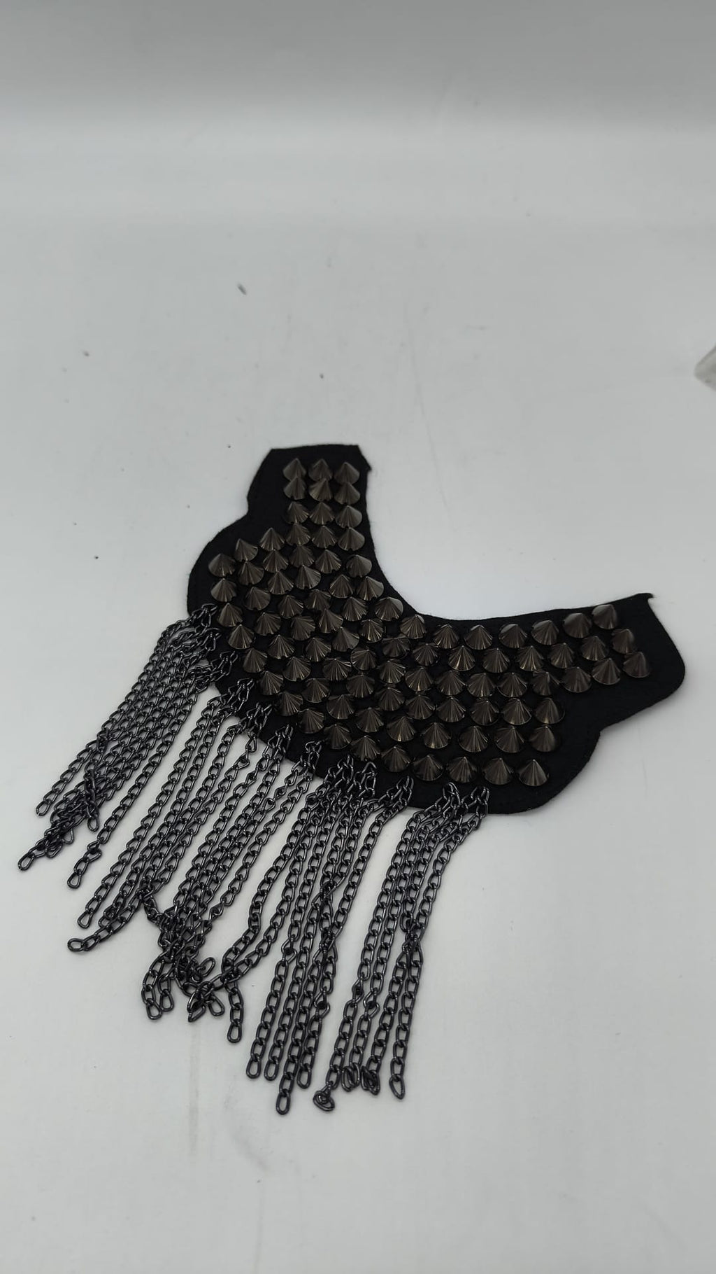 Hombrera Negra Artesanal con Tachuelas y Cadenas – Accesorio de Disfraz