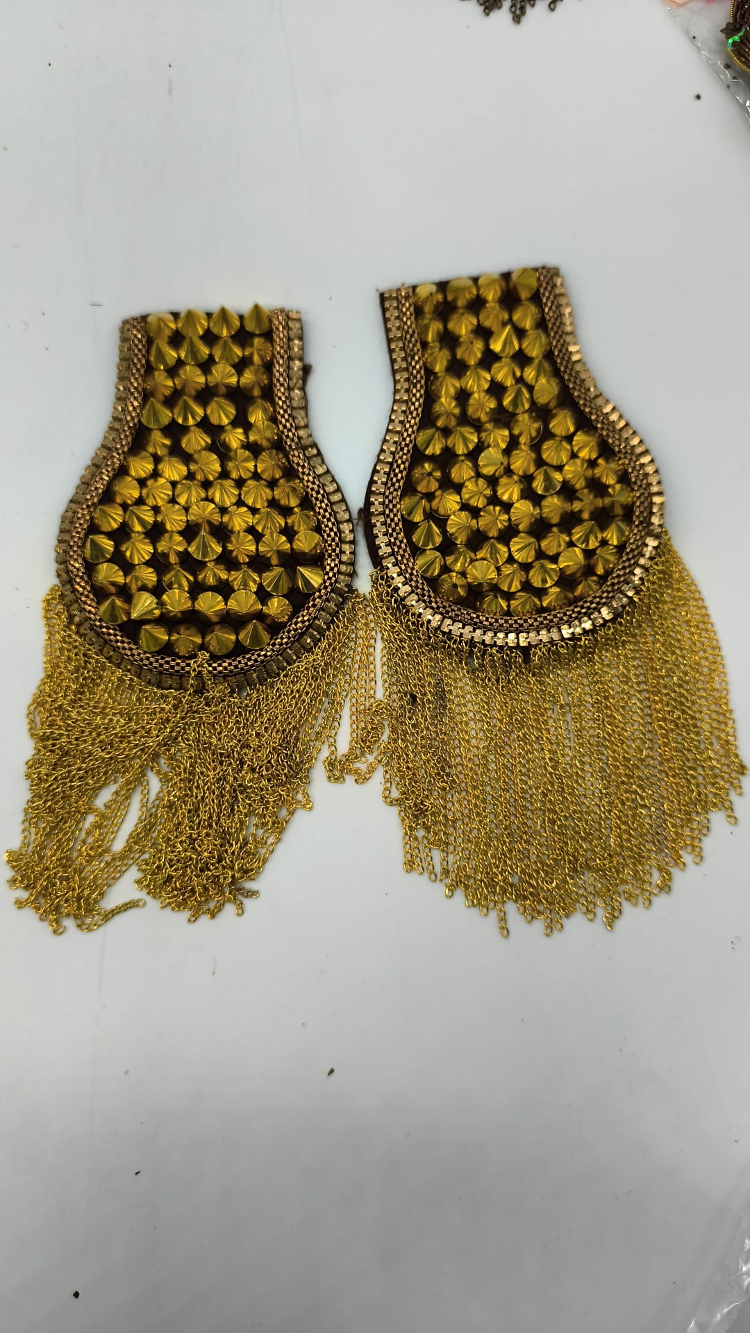 Hombreras Doradas Artesanales con Tachuelas y Cadenas – Accesorio de Disfraz
