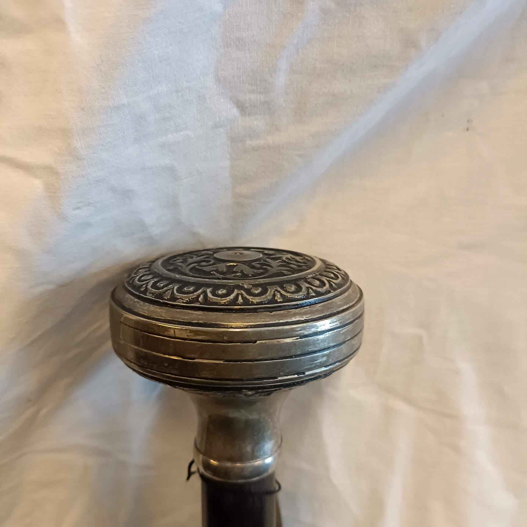 Bastón Victoriano de Lujo con Pomo Disco Grabado — Modelo 3