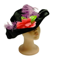 Sombrero Negro con Plumas Lilas y Flor Roja – Accesorio de Disfraz