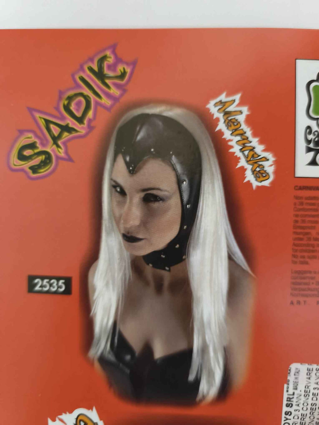Peluca Sadik Blanca con Capucha Negra