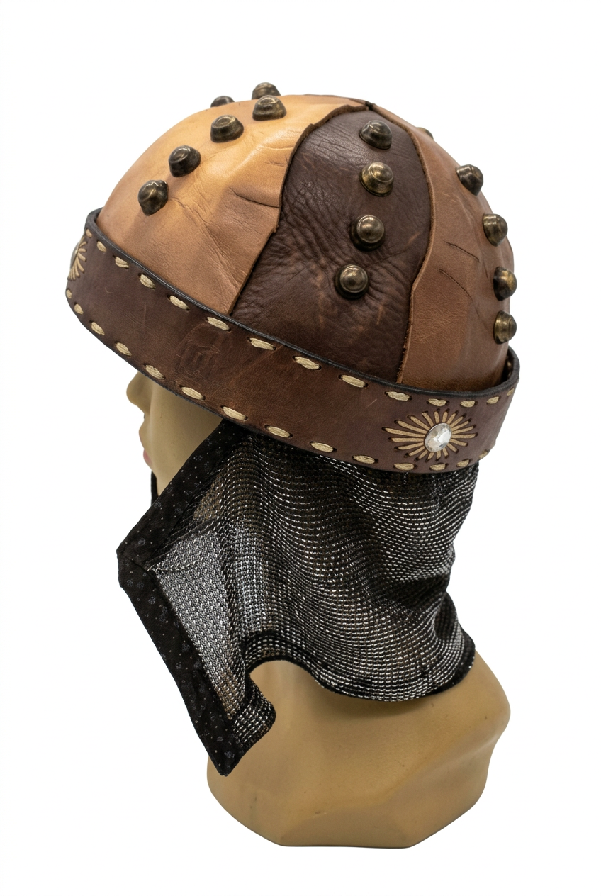 Casco Medieval de Cuero con Remaches y Cota de Malla