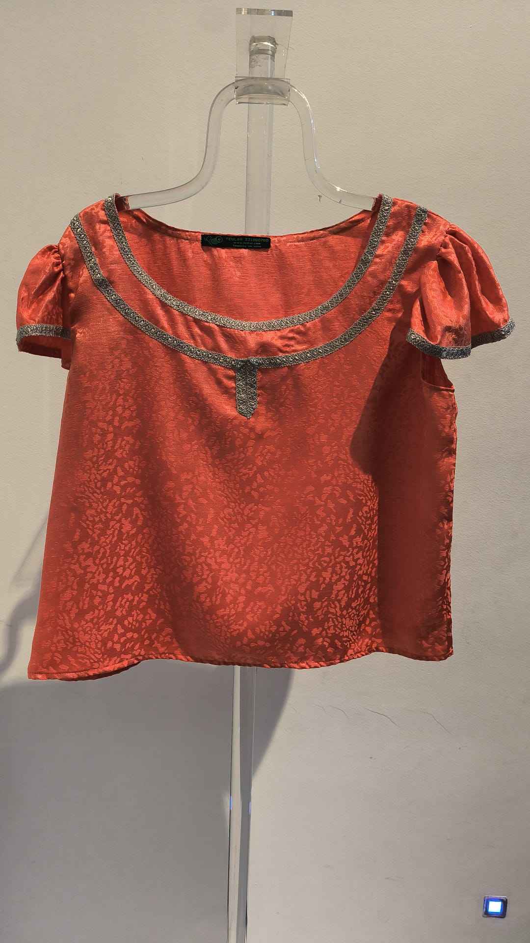 Camisa Medieval Salmón con Pasamanería Dorada