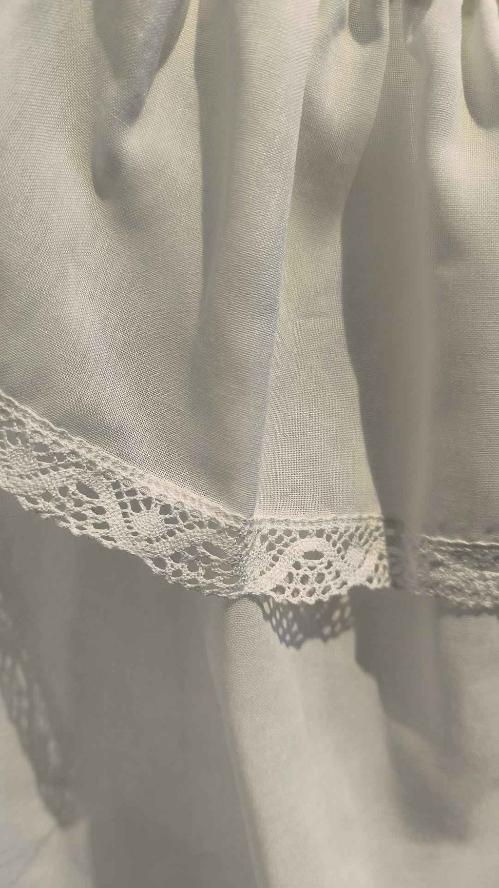 Camisa Medieval Blanca con Volante y Pasamanería