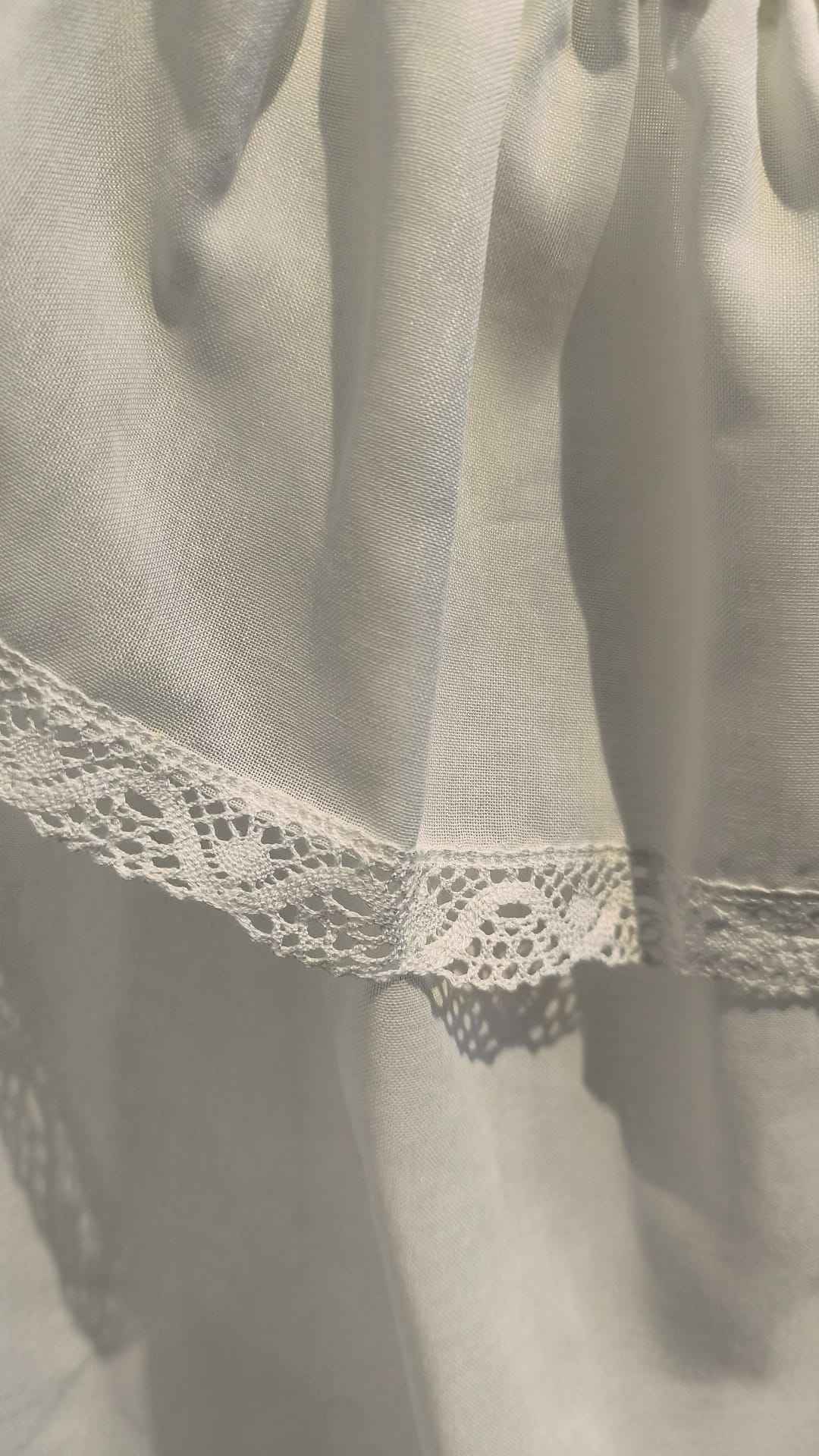 Camisa Medieval Blanca con Volante y Pasamanería