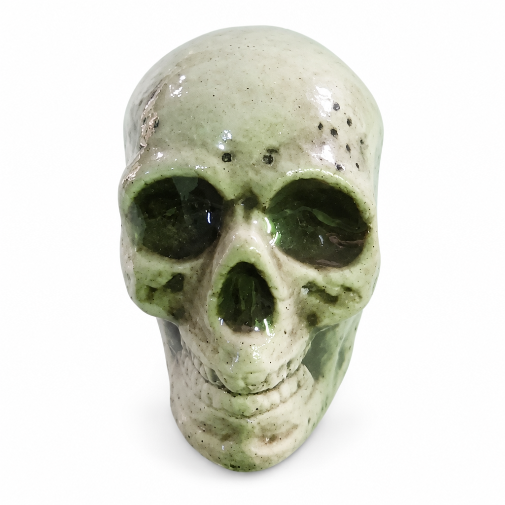 Calavera decorativa pequeña sobre fondo blanco